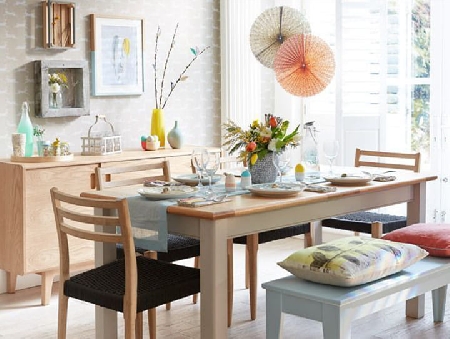 Cách tạo điểm nhấn đẹp và độc khi bày trí bàn ăn - iếc ghế giống nhau nhưng có màu sắc khác nhau sẽ khiến bàn ăn thêm sinh động và vui vẻ. Đây là một cách khá đơn giản để làm mới bàn ăn của bạn, cách làm này có thể áp dụng cho nhiều chất li