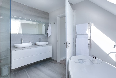 Lý do phòng tắm màu trắng dự án Kita Vĩnh Long luôn được ưa chuộng nhất - g nhiều nhất cho không gian sinh hoạt này.
Tính cho đến nay, trắng vẫn luôn là màu sắc được “sủng ái” nhất khi thiết kế phòng tắm. Một phần nguyên nhân là sắc màu này đem đến cảm giác tươi