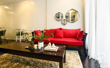 Phòng khách căn hộ Stella En Tropic ấn tượng với sofa màu đỏ -  món đồ nội thất  khác đi kèm.